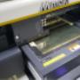 UV potlač 3D predmetov do výšky 5cm alebo špeciálnych plochých materiálov ako sú kovové výrobné štítky.
