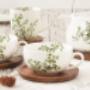 Prírodná kolekcia Natura z porcelánu a akáciového dreva- hrnčeky, šálky, čajníky,  misky  či dezertné taniere.